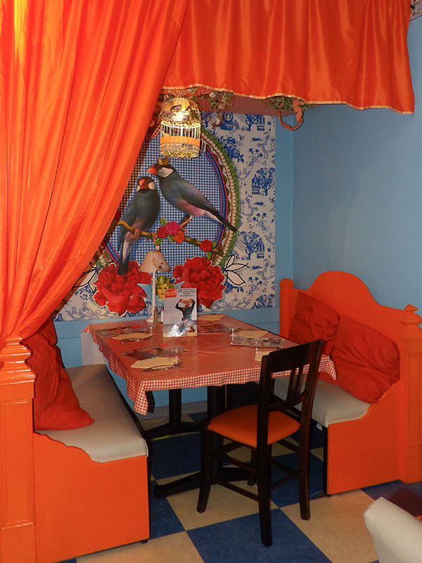 Restaurant ; espace chambre orange